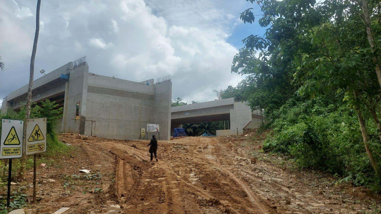 Lokasi pembangunan jembatan tol 1 6B yang bersisian langsung dengan Sungai Pemaluan. Akses untuk menuju lokasi ini cukup sulit. Selain karena posisinya berada di tengah hutan, juga kala itu baru Kelurahan Pemaluan baru diguyur hujan. Praktis jalan jadi becek, dan agak sulit masuk ke lokasi ini bila tidak menggunakan kendaraan double cabin 4x4. (Fitri Wahyuningsih/Kaltimtoday.co)